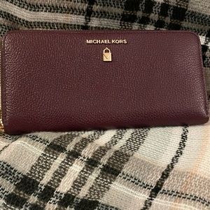 Michael Kors Continental Zip around wallet